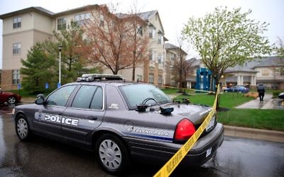 Une voiture de police stationnant devant la maison de retraite Village Shalom où l'une des 3 victimes a été abattue (Crédit : Jamie Squire/Getty Images/AFP)