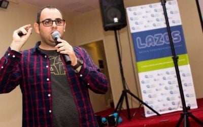 Victor Rottenstein donne un discours sur la baisse des effectifs de la communauté juive en Amérique latine (Crédit : autorisation Lazos via JTA)