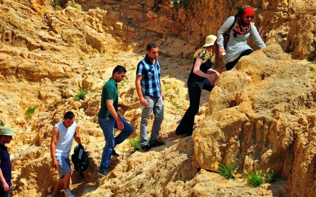 Un hike dans le Wadi Qelt dans les montagnes de Judée (Crédit : copyright/Bruce Shaffer)