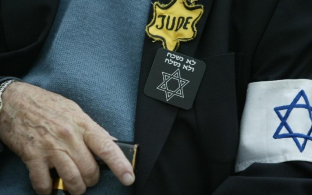 Un rescapé de la Shoah tient une canne au mémorial de Yad Vashem à Jérusalem (Crédit : Pierre Terdjman/Flash90)