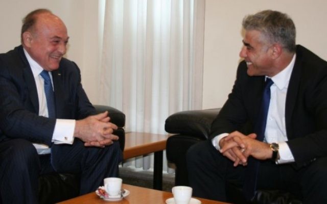 Yair Lapid et Shukri Bishara (Crédit : Anat Hamami/ministère des Finances) Yair Lapid et Shukri Bishara (Crédit : Anat Hamami/ministère des Finances)