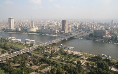 Vue du Caire et du Pont du 6 Octobre, prise de la Tour du Caire, 2006 (Crédit : CC BY Omar Kamel/Wikimedia Commons)