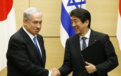 Benjamin Netanyahu et Shinzo Abe - 12 mai 2014 (Crédit : Toru Hanai/POOL/AFP)