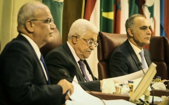 Mahmoud Abbas et Saeb Erekat au sommet de la Ligue arabe le 9 avril 2014 (Crédit Mohamed El-Shahed/AFP)