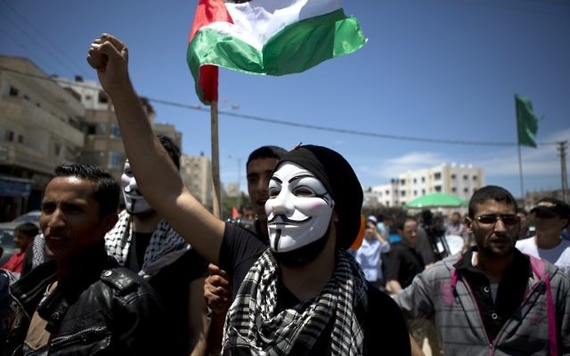 Un Palestinien masqué lors d'un rassemblement pour la nakba (Crédit : AFP)