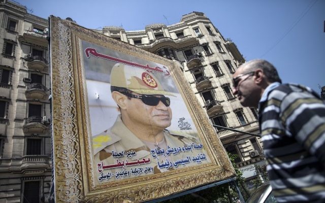 Une affiche de Sissi sur un immeuble en Egypte (Crédit : AFP) Une affiche de Sissi sur un immeuble en Egypte (Crédit : AFP)