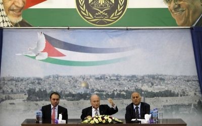 Joseph Blatter, assis entre le prince Ali de Jordanie (gauche) et Jibril Rajoub, à la tête de la fédération de football palestinienne (Crédit : Abbas Momani/AFP)