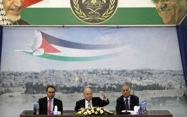 Joseph Blatter, assis entre le prince Ali de Jordanie (gauche) et Jibril Rajoub, à la tête de la fédération de football palestinienne (Crédit : Abbas Momani/AFP)