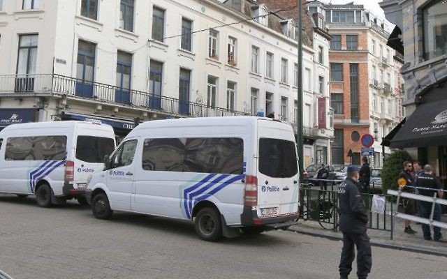 Des policiers devant le Musée juif de Bruxelles après une fusillade faisant 3 morts et un blessé grave - 24 mai 2014 (Crédit AFP)