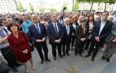 (De gauche à droite) Le vice-Premier ministre et Ministre des Affaires sociales et de la Santé publique, Laurette Onkelinx, le vice-Premier ministre et ministre des Affaires étrangères Didier Reynders, Etterbeek maire Vincent De Wolf, réformiste Mouvement (MR) sénateur Jacques Brotchi et le Parti socialiste (PS), président Paul Magnette (R) titulaire d'une minute de silence à l'extérieur du palais de la Justice de Bruxelles, le lendemain de l'assassinat de 4 personnes, le 25 mai 2014. (Crédit : ERIC LALMAND / BELGA / AFP)