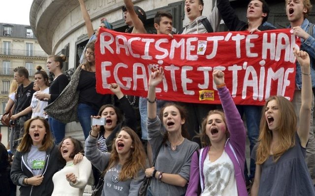 Des jeunes français manifestent contre les résultats des élections européennes à Paris 5crédit : PIERRE ANDRIEU / AFP) Des jeunes français manifestent contre les résultats des élections européennes à Paris 5crédit : PIERRE ANDRIEU / AFP)