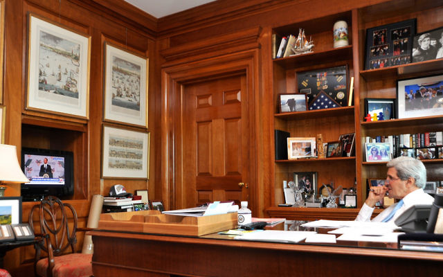 John Kerry dans son bureau (Crédit : US/Department) John Kerry dans son bureau (Crédit : US/Department)