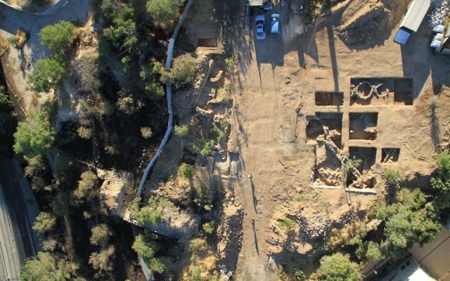 Vue aérienne sur la zone d'excavation à Beit Vegan à Jérusalem (Crédit : Skyview Company/Israel Antiquities Authority) Vue aérienne sur la zone d'excavation à Beit Vegan à Jérusalem (Crédit : Skyview Company/Israel Antiquities Authority)