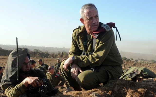 Le chef d'état-major de Tsahal, le lieutenant général Benny Gantz en action lors d'un exercice de tir réel pour les commandants de bataillons de l'armée israélienne se déroulant sur le Plateau du Golan, le 4 septembre 2012. (Shay Wagner/Armée israélienne/FLASH90) Le chef d'état-major de Tsahal, le lieutenant général Benny Gantz en action lors d'un exercice de tir réel pour les commandants de bataillons de l'armée israélienne se déroulant sur le Plateau du Golan, le 4 septembre 2012. (Shay Wagner/Armée israélienne/FLASH90)
