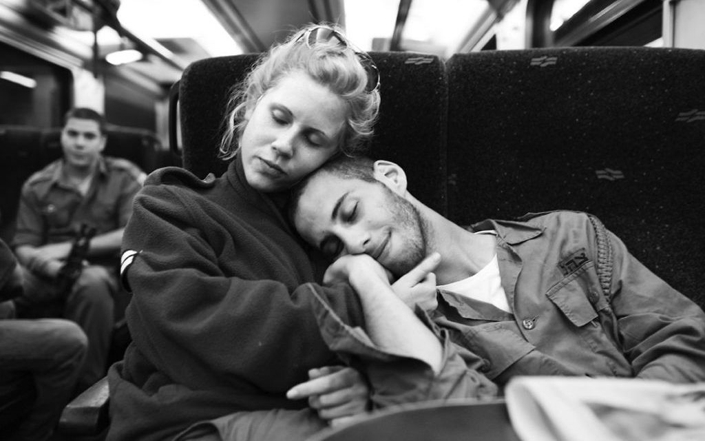 Dans le train, avec des soldats (Crédit : Axel Saxe)