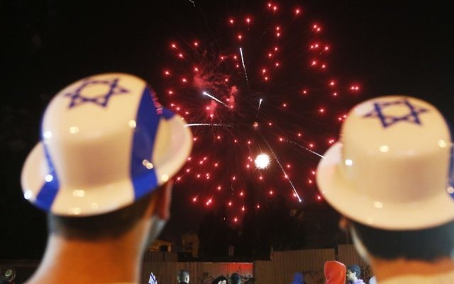 Le feu d'artifices du 65ème anniversaire d'Israël, dans les rues de Jérusalem, en mai 2013. (Crédit Miriam Alster/Flash90) Le feu d'artifices du 65ème anniversaire d'Israël, dans les rues de Jérusalem, en mai 2013. (Crédit Miriam Alster/Flash90)
