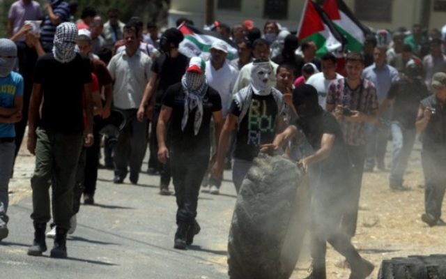 Des Palestiniens jettent des pierres sur les forces de sécurité à Naplouse (Crédit : Issam Rimawi/Flash 90) Des Palestiniens jettent des pierres sur les forces de sécurité à Naplouse (Crédit : Issam Rimawi/Flash 90)