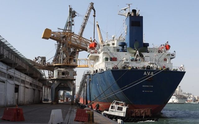 Des bateaux de conteneurs au port de Haifa (Crédit : Yaakov Naumi/Flash 90) Des bateaux de conteneurs au port de Haifa (Crédit : Yaakov Naumi/Flash 90)