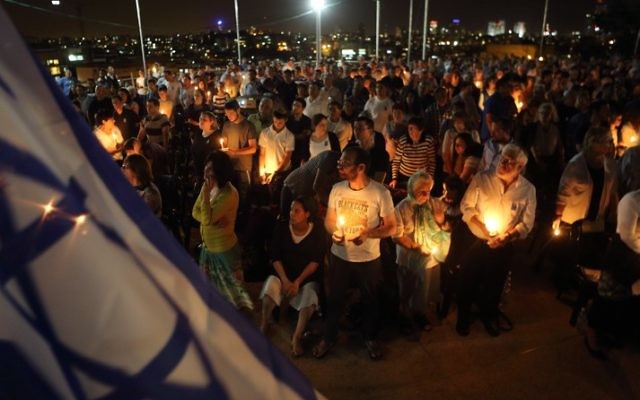 Des Juifs ultra-orthodoxes à une cérémonie commémorative pour les soldats tombés - 4 mai 2014 à Bnei Brak (Crédit : Yaakov Naumi/Flash 90)