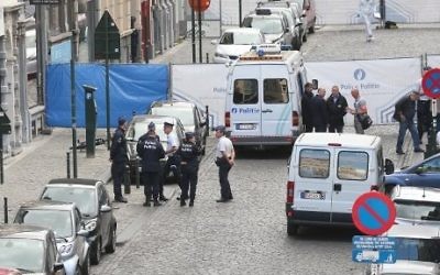 Des policiers devant le Musée juif de Bruxelles, le 24 mai 2014. (Crédit : Nicolas Maeterlinck/AFP)
