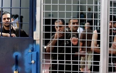 Des prisonniers en détention en Israël. Illustration. (Crédit : Moshe Shai/Flash90)