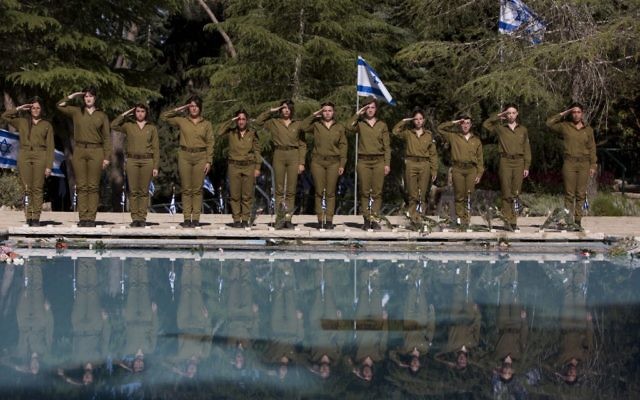 Des soldats au garde-à-vous à une cérémonie en Israël (Crédit : Yonatan Sindel/Flash 90)