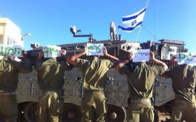 Des soldats tenant des pancartes en soutien au soldat David de la brigade Nahal - (Crédit : Facebook) Des soldats tenant des pancartes en soutien au soldat David de la brigade Nahal - (Crédit : Facebook)