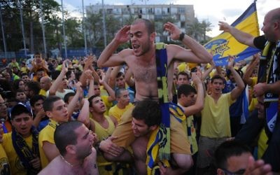 Des supporters de l'équipe de basket de Maccabi Tel Aviv sur la place Rabin à Tel Aviv pour célébrer la victoire de l'Euroligue (Crédit : Flash 90)