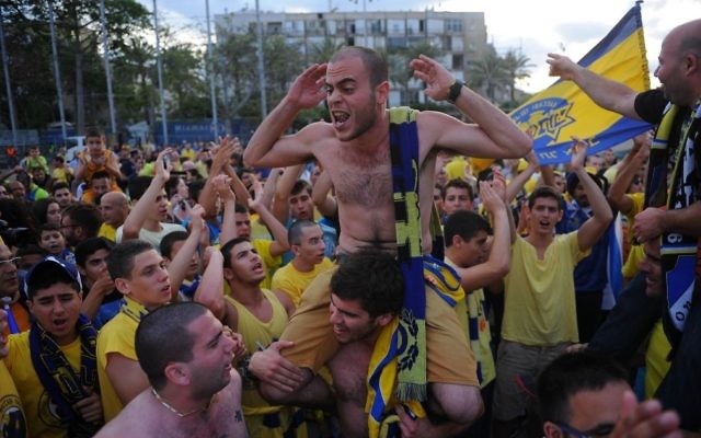 Des supporters de l'équipe de basket de Maccabi Tel Aviv sur la place Rabin à Tel Aviv pour célébrer la victoire de l'Euroligue (Crédit : Flash 90)