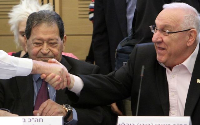 Reuven Rivlin (droite) et Binyamin Ben-Eliezer (Crédit : Miriam Alster/Flash90)