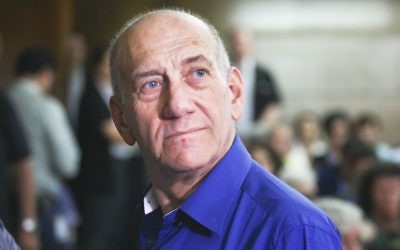 Ehud Olmert, à la cour du district de Tel Aviv, le 13 mai 2014 (Crédit : Ami Shooman/Flash90)