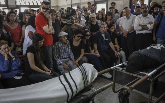 Des proches d'Emmanuel et Miriam Riva assistent à l'enterrement du couple à Kiryat Shaoul à Tel Aviv mardi 27 mai 2014 (Crédit : Amir Levi/Flash90)