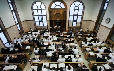 La yeshiva Mir à Mea Shearim, à Jérusalem. Illustration. (Crédit : Yonatan Sindel/Flash 90)