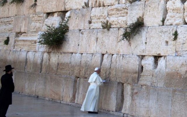 Le pape prie au mur Occidental (Crédit : Thomas Coex/ AFP)
