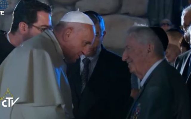 Le pape rencontre des survivants au mémorial de Yad Vashem (Crédit : capture d'écran de la télévision du Vatican) Le pape rencontre des survivants au mémorial de Yad Vashem (Crédit : capture d'écran de la télévision du Vatican)