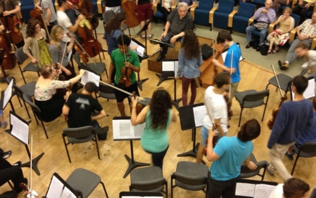 Le violiniste Itzhak Perlman parle à ses étudiants (Crédit : Jessica Steinberg/Times of Israel) Le violiniste Itzhak Perlman parle à ses étudiants (Crédit : Jessica Steinberg/Times of Israel)