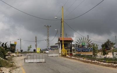 L'entrée de l'implantation de Yitzhar en Cisjordanie (Crédit : Flash 90)