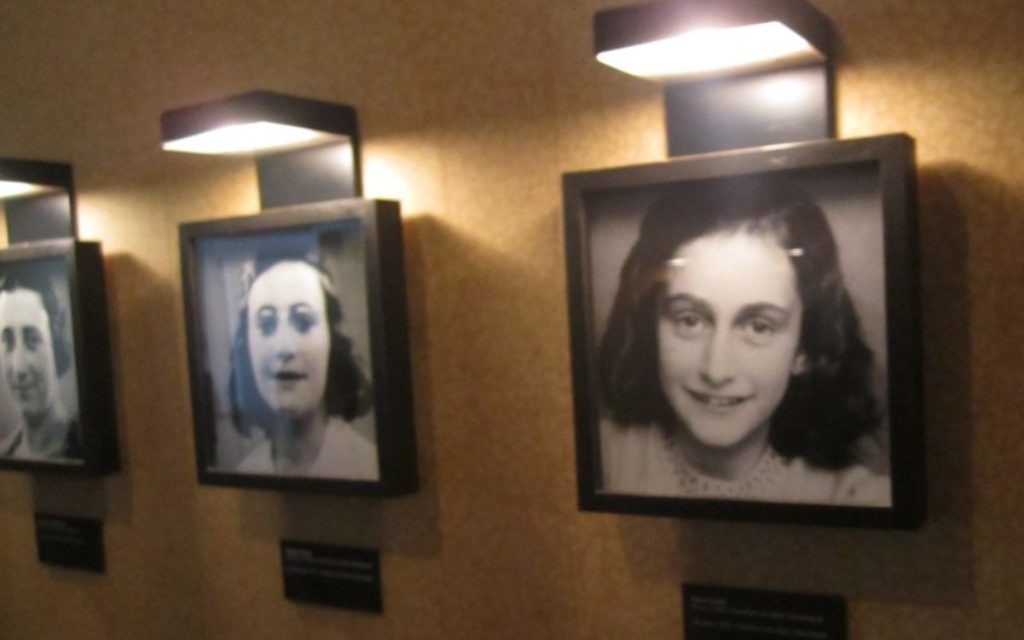 Portraits de Anne Frank, sa sœur Margot et sa mère Edith exposés à l'intérieur de la Maison Anne Frank (Crédit : Matt Lebovic)
