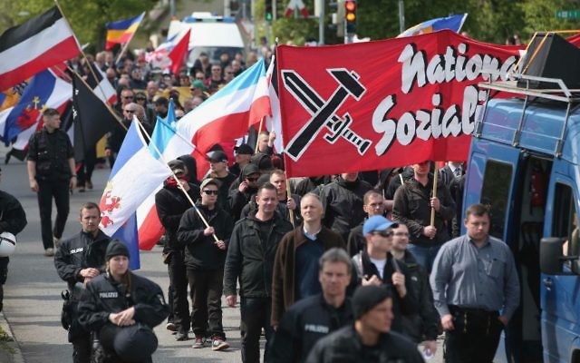 Quelque 250 supporters du parti d'extrême-droite allemand (Parti national-démocratique) à Rostock, en Allemagne (Crédit : Sean Gallup/Getty Images/via JTA) Quelque 250 supporters du parti d'extrême-droite allemand (Parti national-démocratique) à Rostock, en Allemagne (Crédit : Sean Gallup/Getty Images/via JTA)