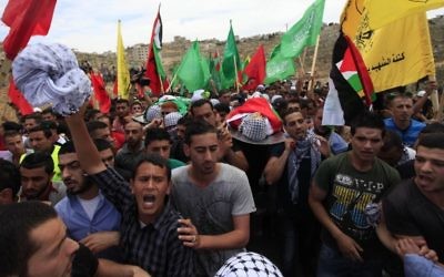 Rassemblement de Palestiniens après la mort de deux d'entre eux le jour de la 66ème Nakba (Crédit : Issam Rinawi/Flash 90)
