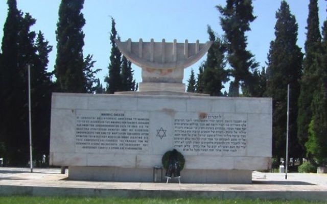 Cimetière juif de Thessalonique à la mémoire des victimes de la Shoah. (Crédit : Arie Darzi/Wikimedia Commons) Cimetière juif de Thessalonique à la mémoire des victimes de la Shoah. (Crédit : Arie Darzi/Wikimedia Commons)