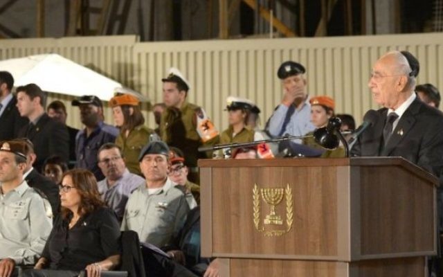 Shimon Peres à Yom Hazikaron (Crédit /Autorisation de la résidence présidentielle) Shimon Peres à Yom Hazikaron (Crédit /Autorisation de la résidence présidentielle)