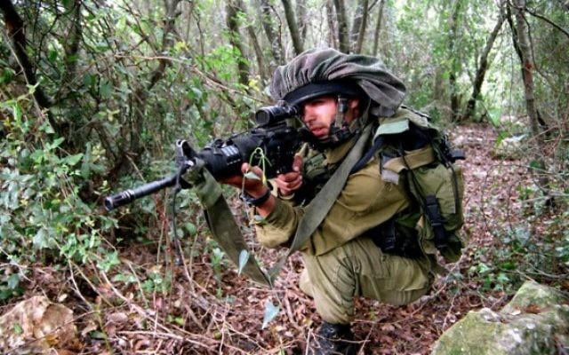 Un soldat de l'unité de reconnaissance d'élite Egoz en entraînement dans le nord d'Israël. Illustration. (Crédit : Abir Sultan/Flash90) Un soldat de l'unité de reconnaissance d'élite Egoz en entraînement dans le nord d'Israël. Illustration. (Crédit : Abir Sultan/Flash90)