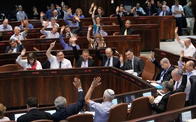 Un vote à la Knesset (Crédit : Miriam Alster/Flash 90) Un vote à la Knesset (Crédit : Miriam Alster/Flash 90)