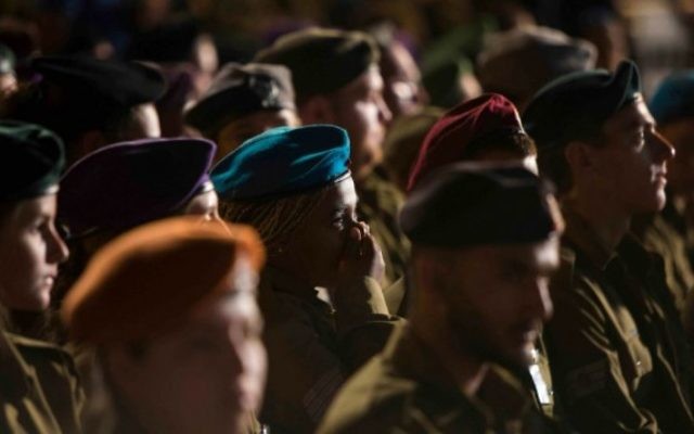 Une soldate au milieu de la foule de soldats (Crédit : Yonatan Sindel/Flash 90) Une soldate au milieu de la foule de soldats (Crédit : Yonatan Sindel/Flash 90)