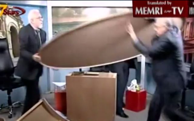 Les commentateurs jordaniens s'emportent sur un plateau de TV (Crédit : capture d'écran YouTube)