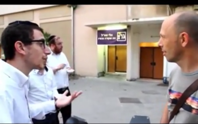 Des ultra-orthodoxes et des militaires (Crédit : capture d'écran YouTube) Des ultra-orthodoxes et des militaires (Crédit : capture d'écran YouTube)