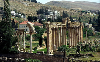 Vue sur les ruines de Baalbeck (Crédit : Jerzy Strzelecki/CC BY SA 3.0/Wikimedia commons)