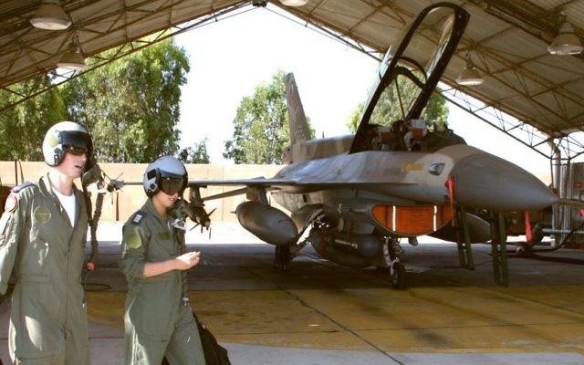 Des pilotes de l'armée de l'air israélienne
(Crédit photo : Tsahi Ben-Ami/Flash90) Des pilotes de l'armée de l'air israélienne
(Crédit photo : Tsahi Ben-Ami/Flash90)