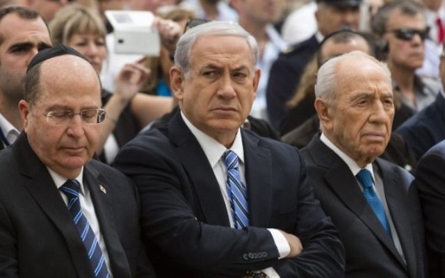 (de gauche à droite) Shimon Peres, Benjamin Netanyahu et Moshe Yaalon (Crédit : David Vaaknini/POOL/Flash 90)